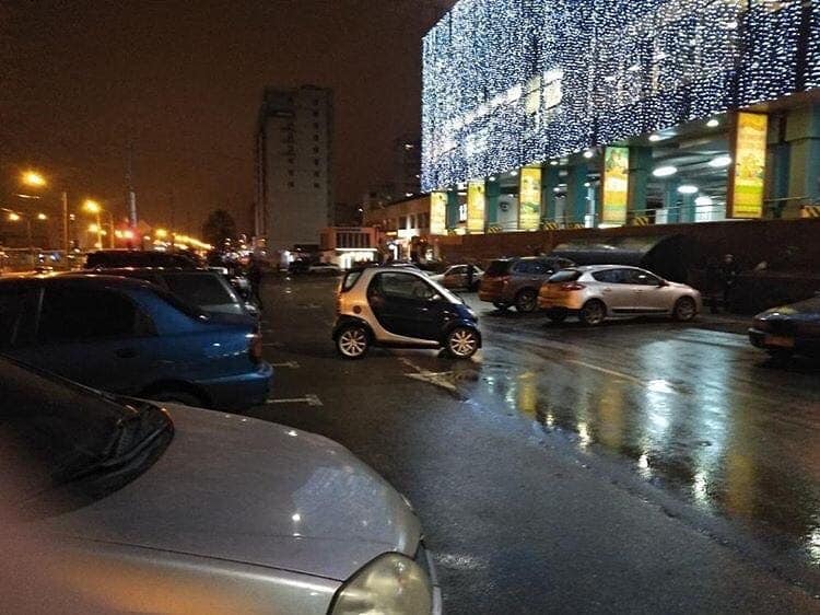 В Харькове водитель бросил машину посреди дороги (фото)