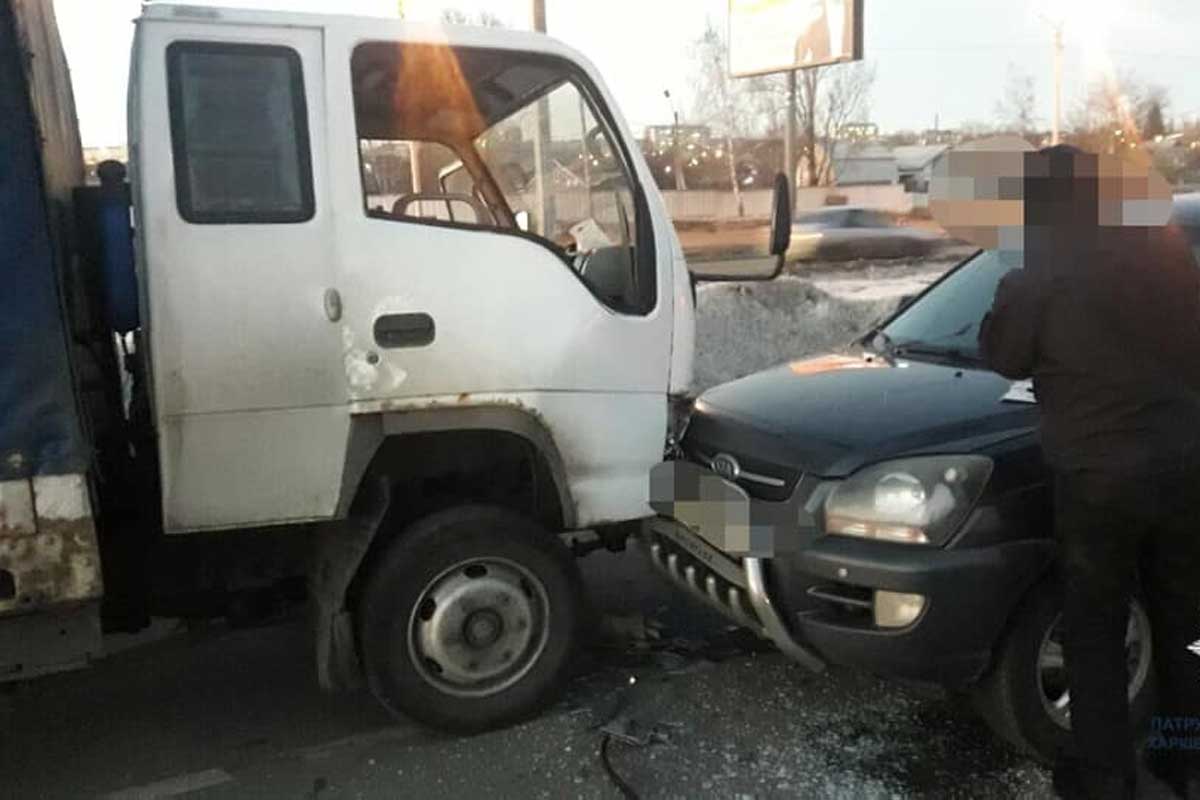 В Харькове столкнулись грузовик и кросовер (фото)