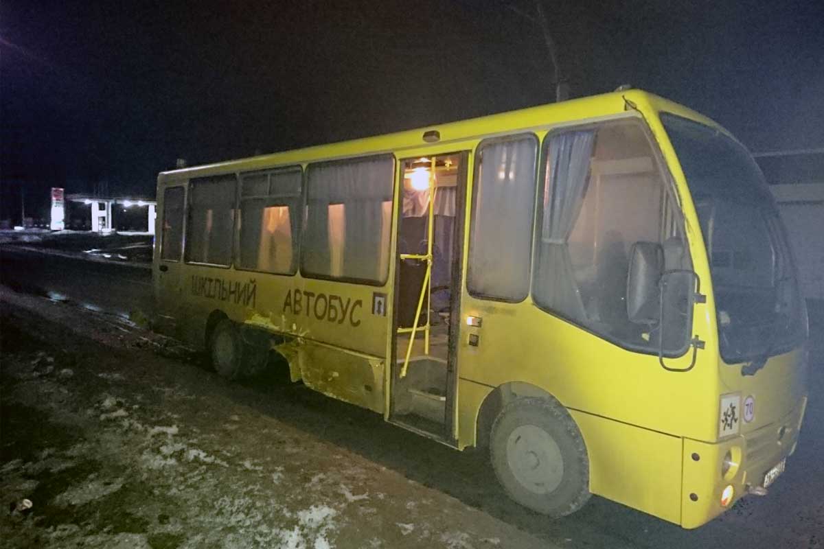 Под Харьковом школьный автобус попал в ДТП (фото)