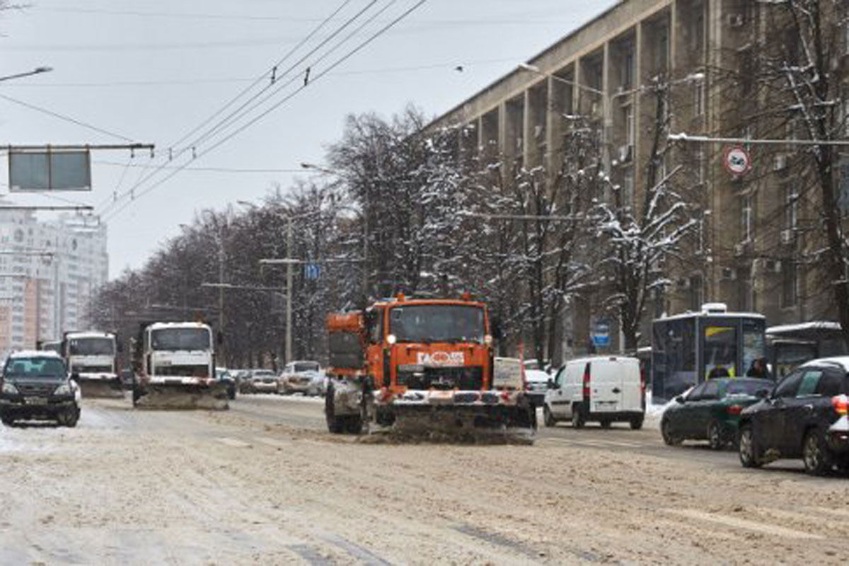Из Харькова вывозят снег (фото)