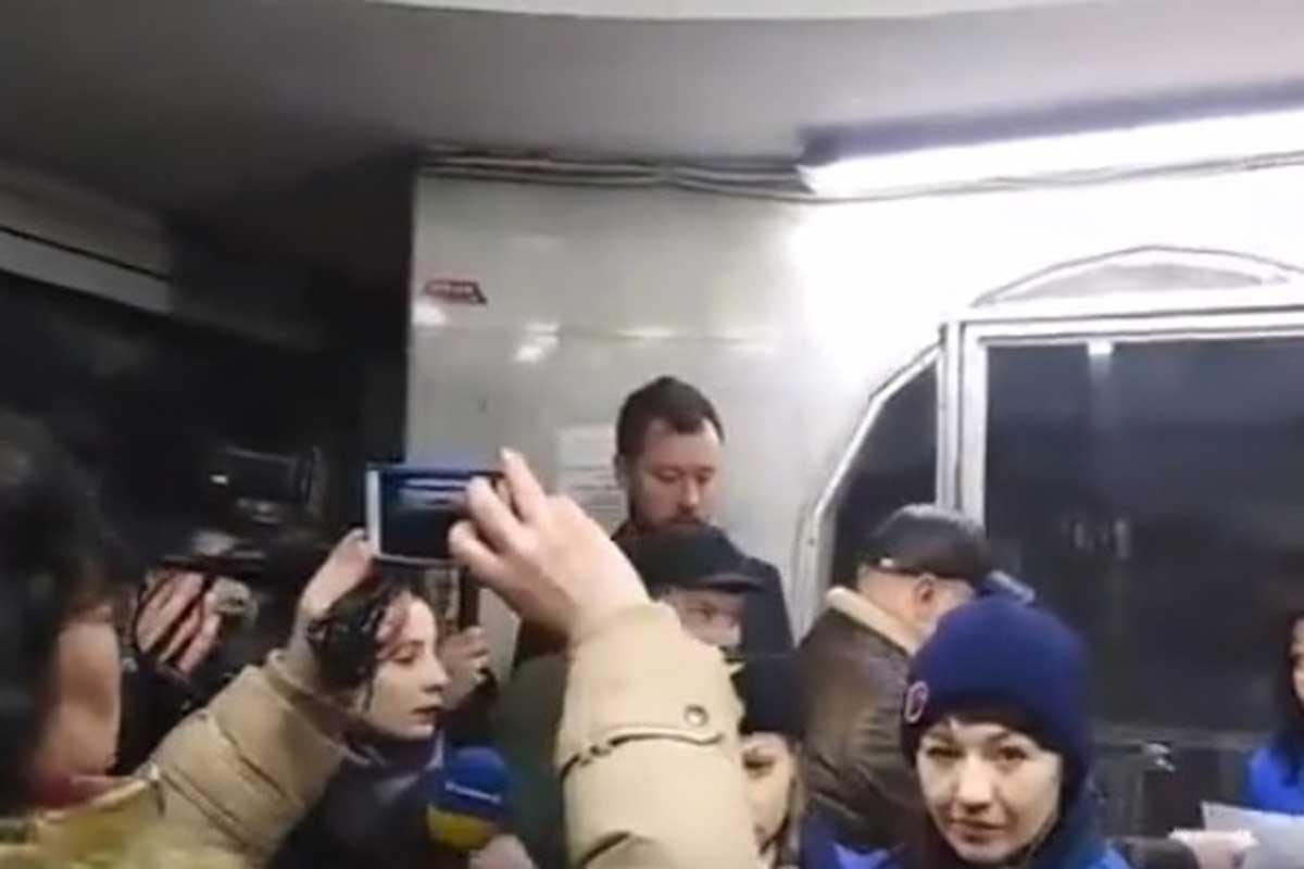 Активисты перекрыли проход в метро (фото, видео)