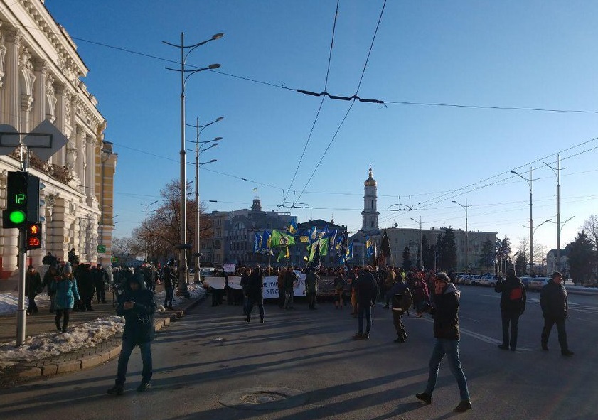 Сотни харьковчан идут маршем по центральным улицам города (фото, видео)