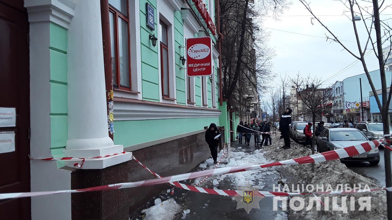 В центре Харькова на людей рухнула глыба льда (фото)