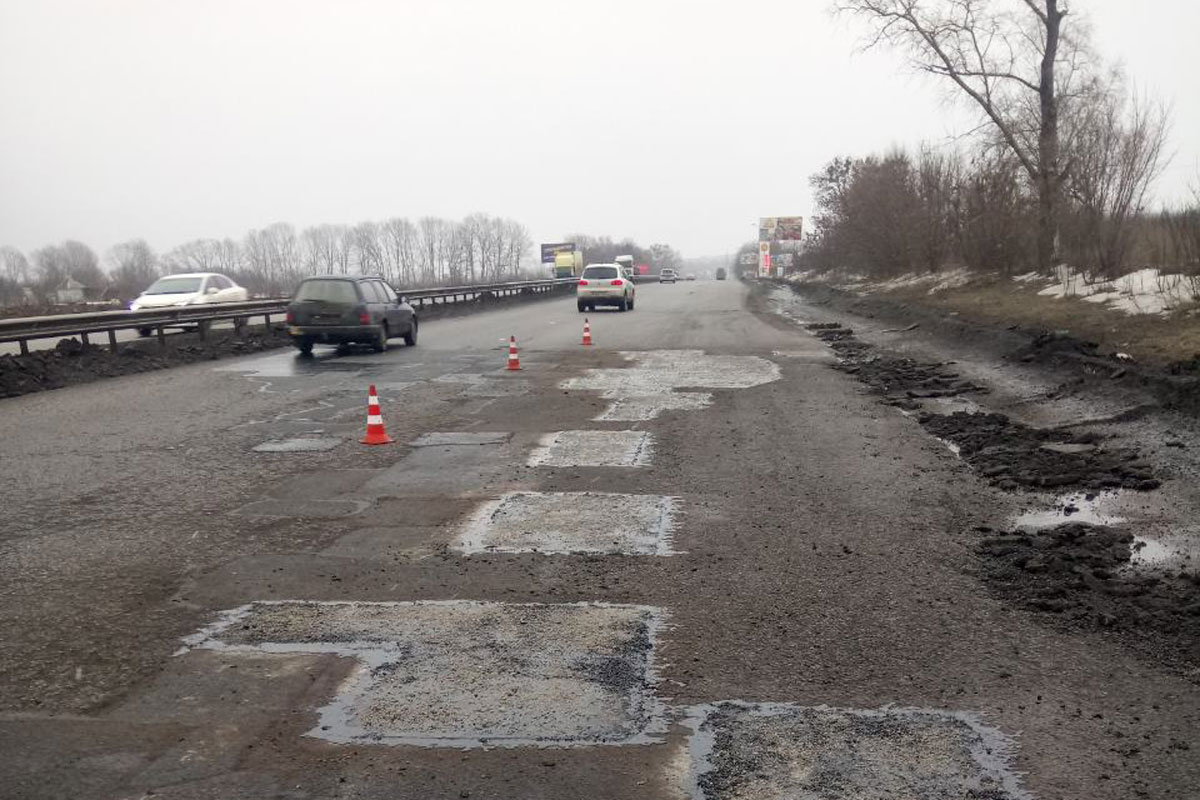 В Харьковской области ремонтируют дороги (фото)
