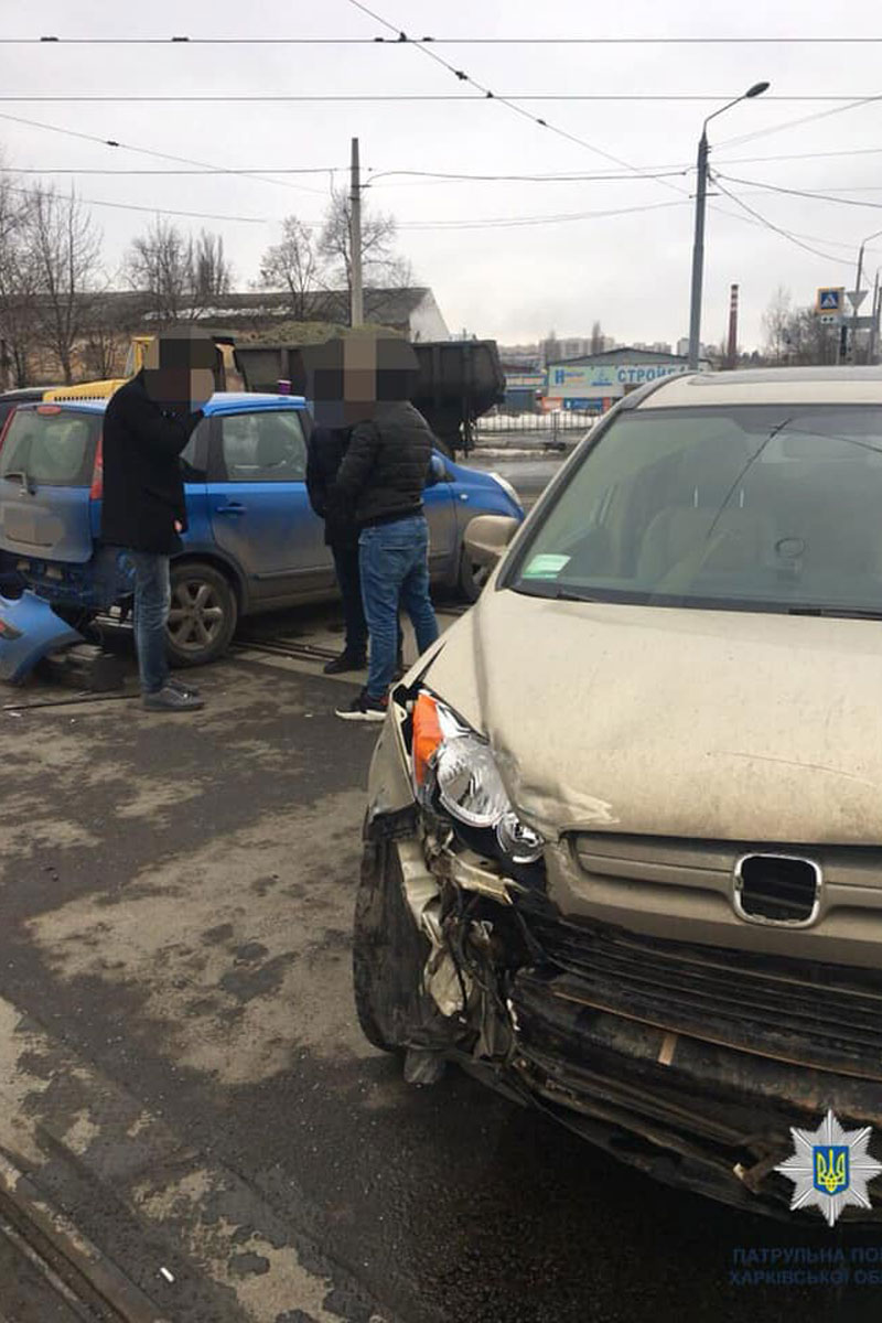 В Харькове Honda врезалась в Nissan (фото)