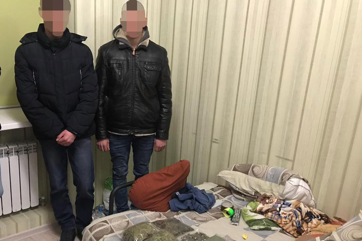 Наркотики на миллион: в Харькове задержали наркоторговцев (фото)