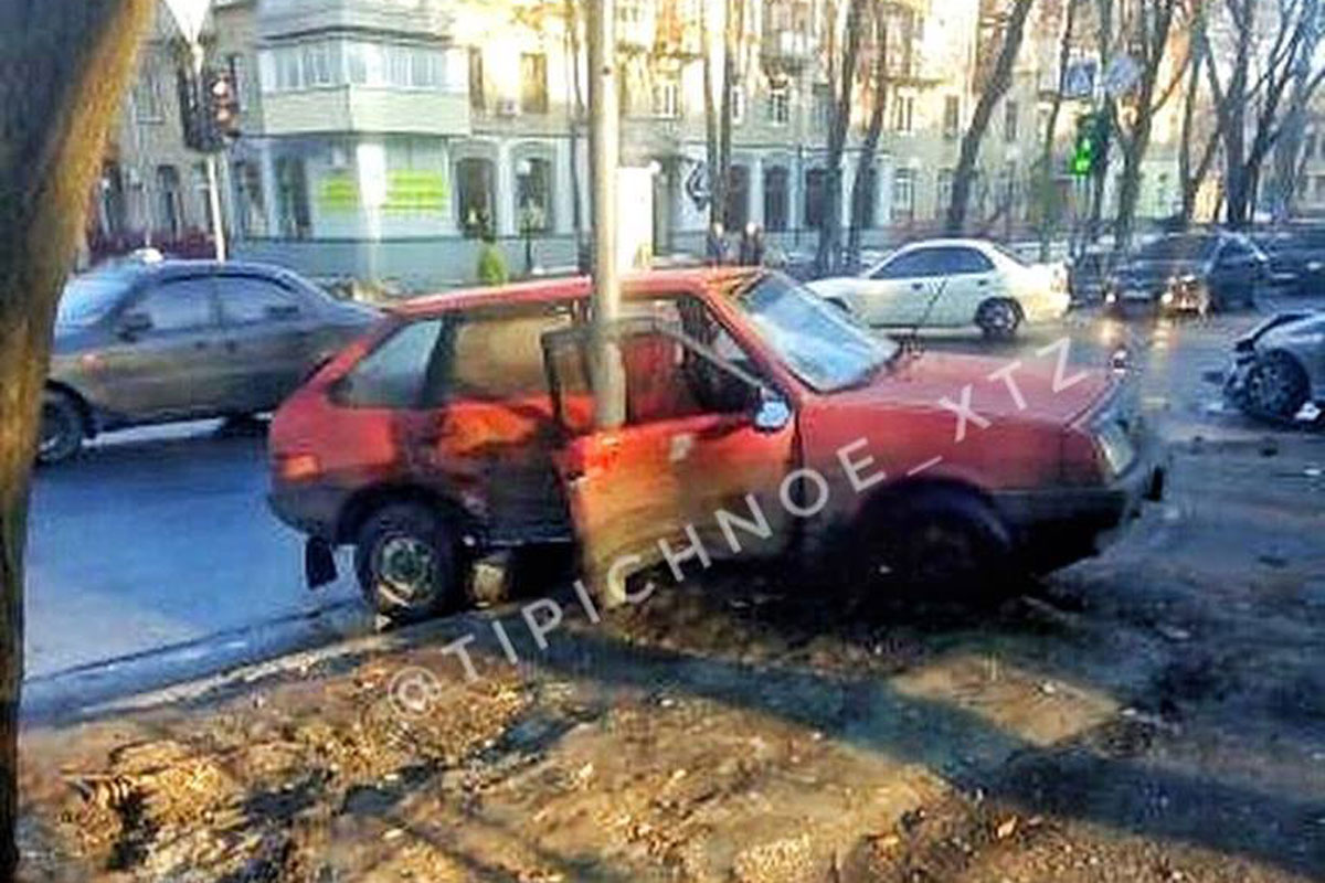 ДТП на ХТЗ: машина влетела в столб (фото)