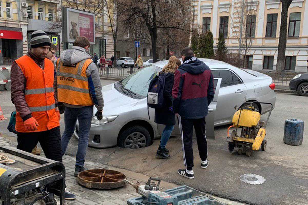В Харькове машина провалилась в люк (фото)