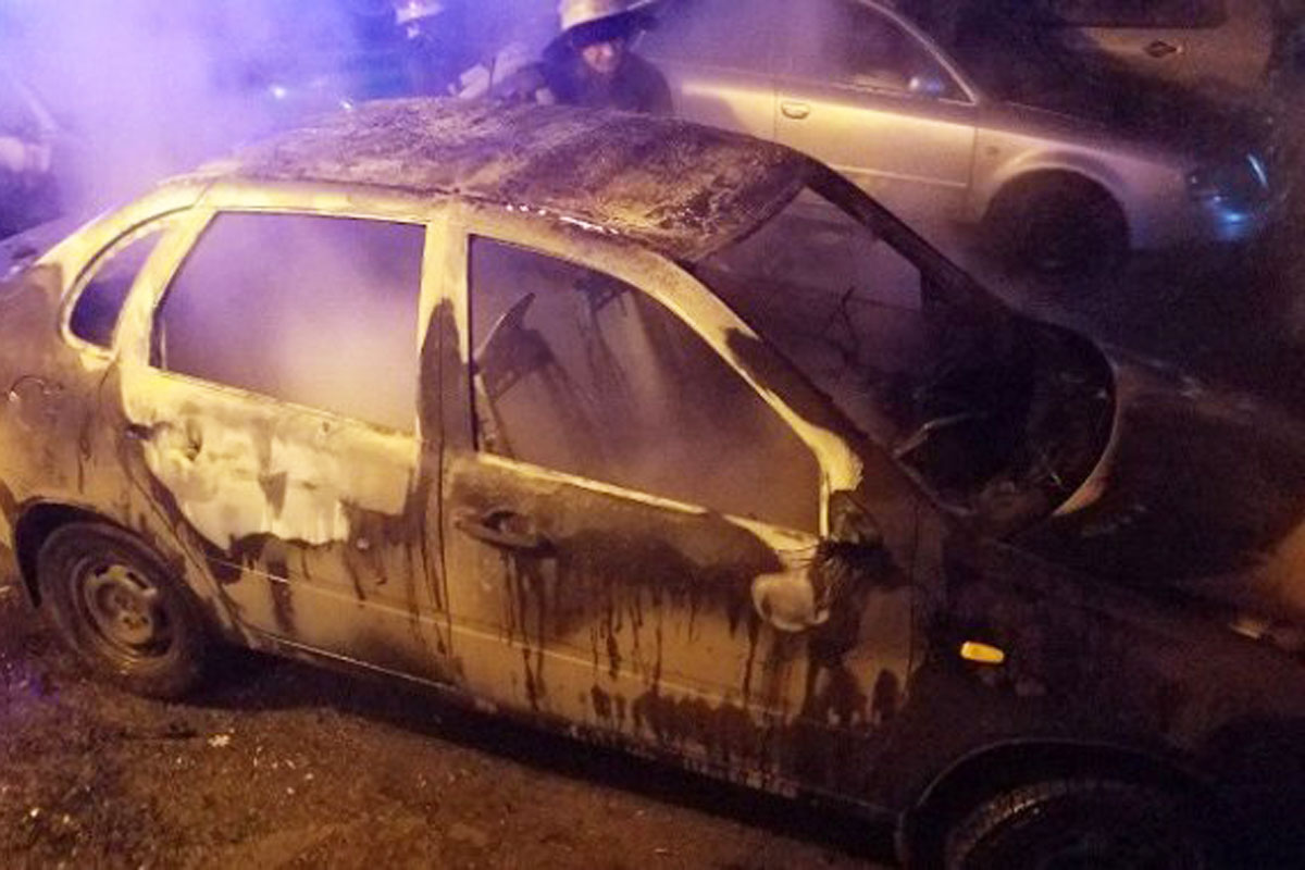 На Салтовке сгорели две машины (фото)