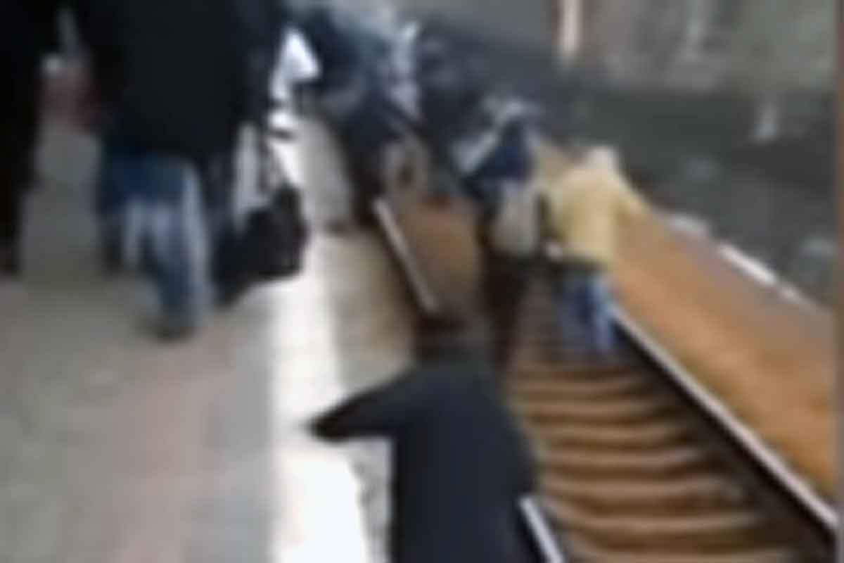 В Харькове засняли массовое бегство пассажиров со станции