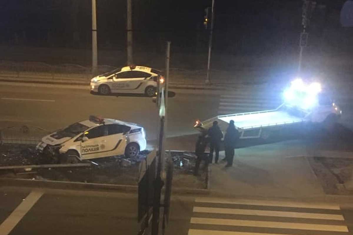 Полицейский Prius врезался в светофор на Клочковской