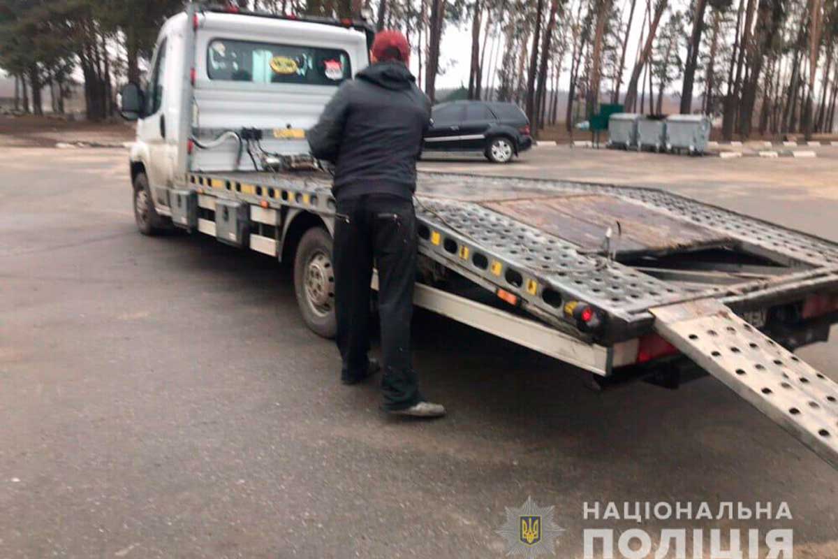 В Харькове угнали машину с помощью эвакуатора (фото)