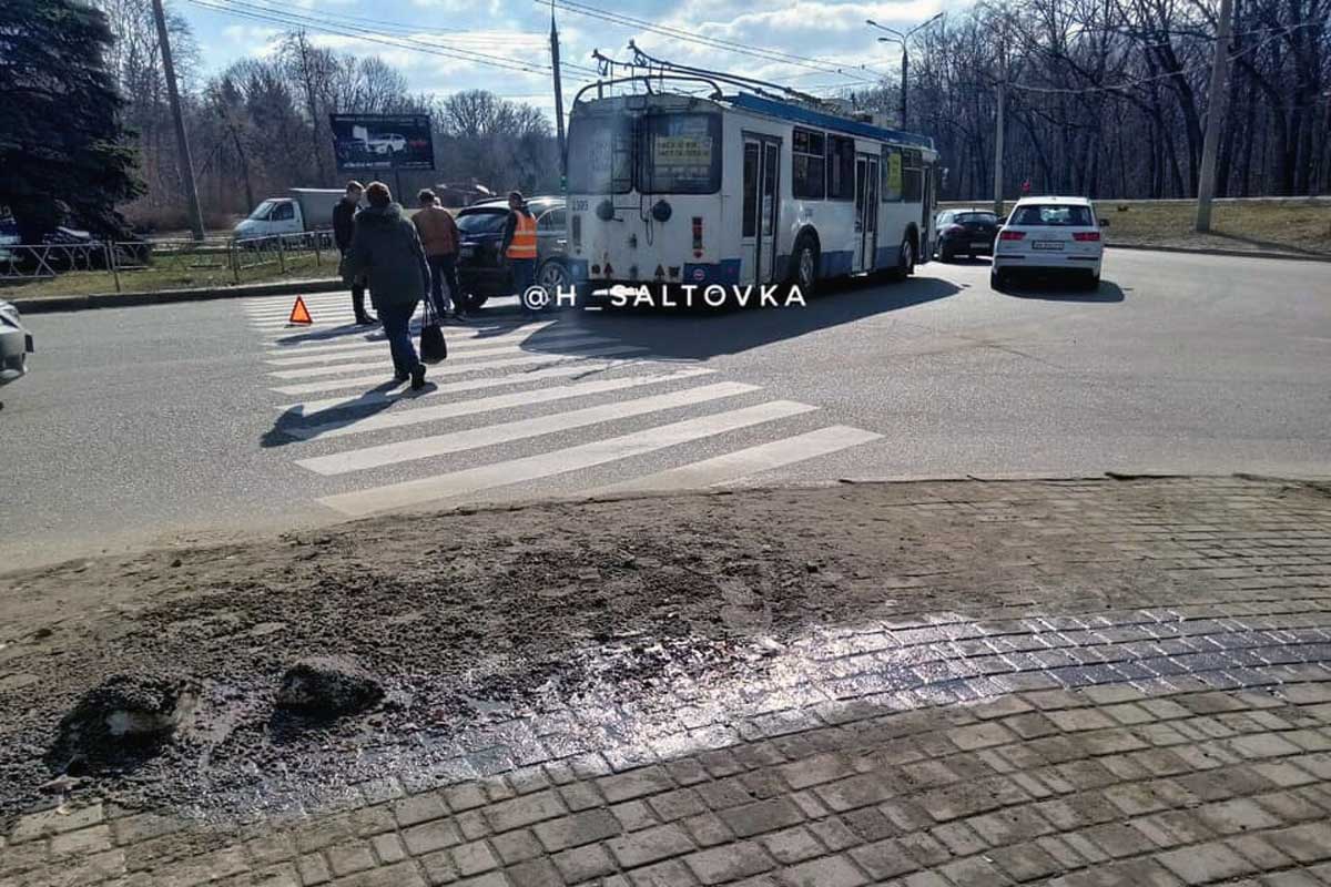 В Харькове троллейбус врезался в Infiniti  (фото)