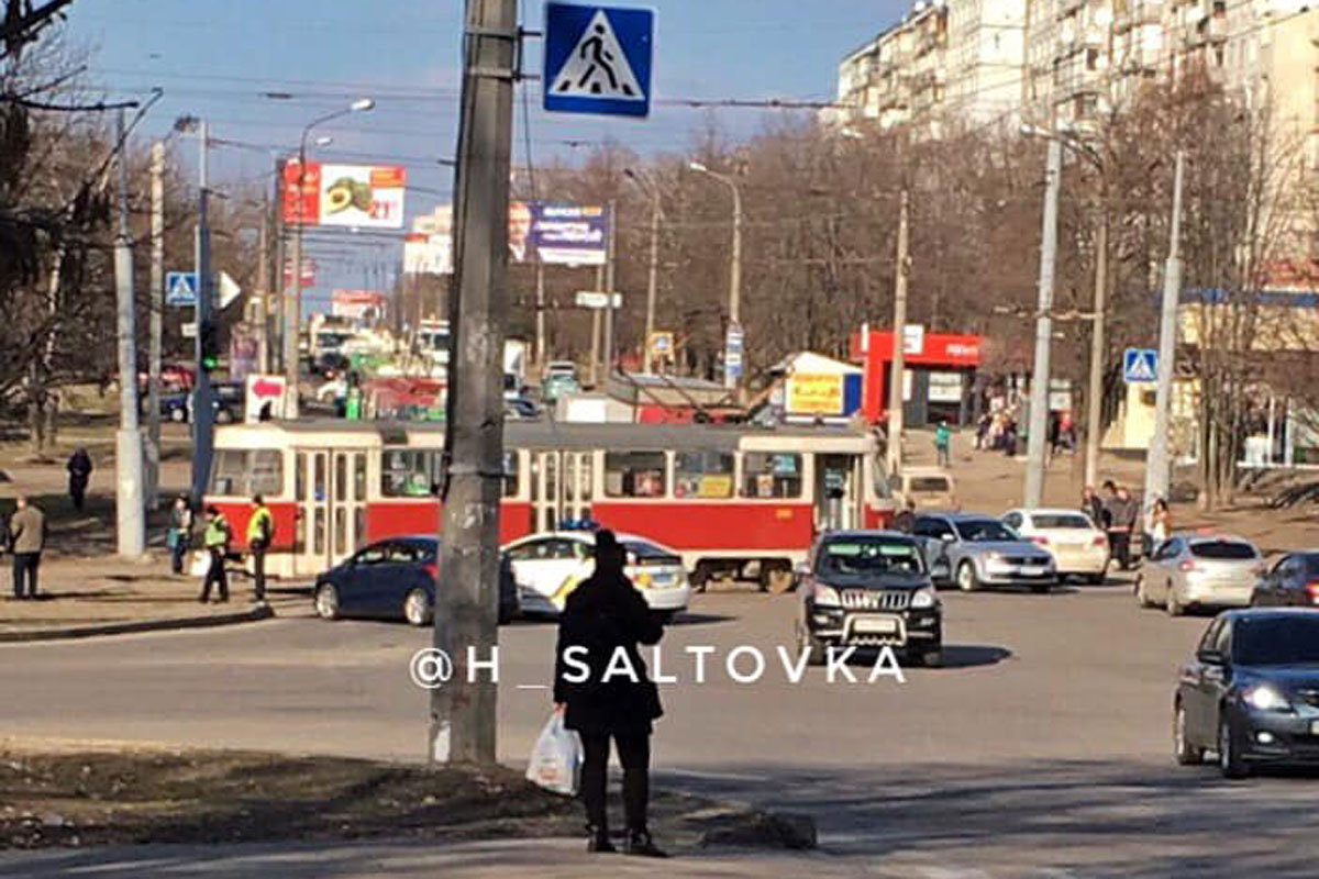 В Харькове трамвай заблокировал движение троллейбусов (фото)