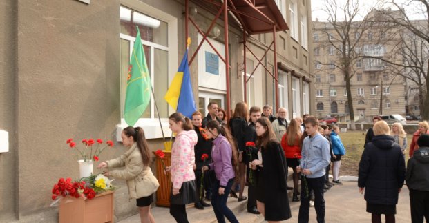 В Харькове открыли мемориальную доску основателю поискового движения