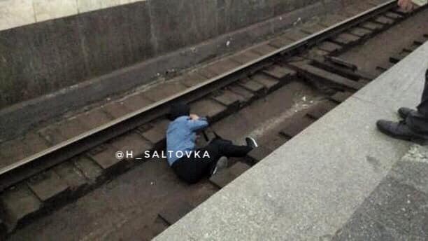 В харьковском метро мужчина упал на рельсы 