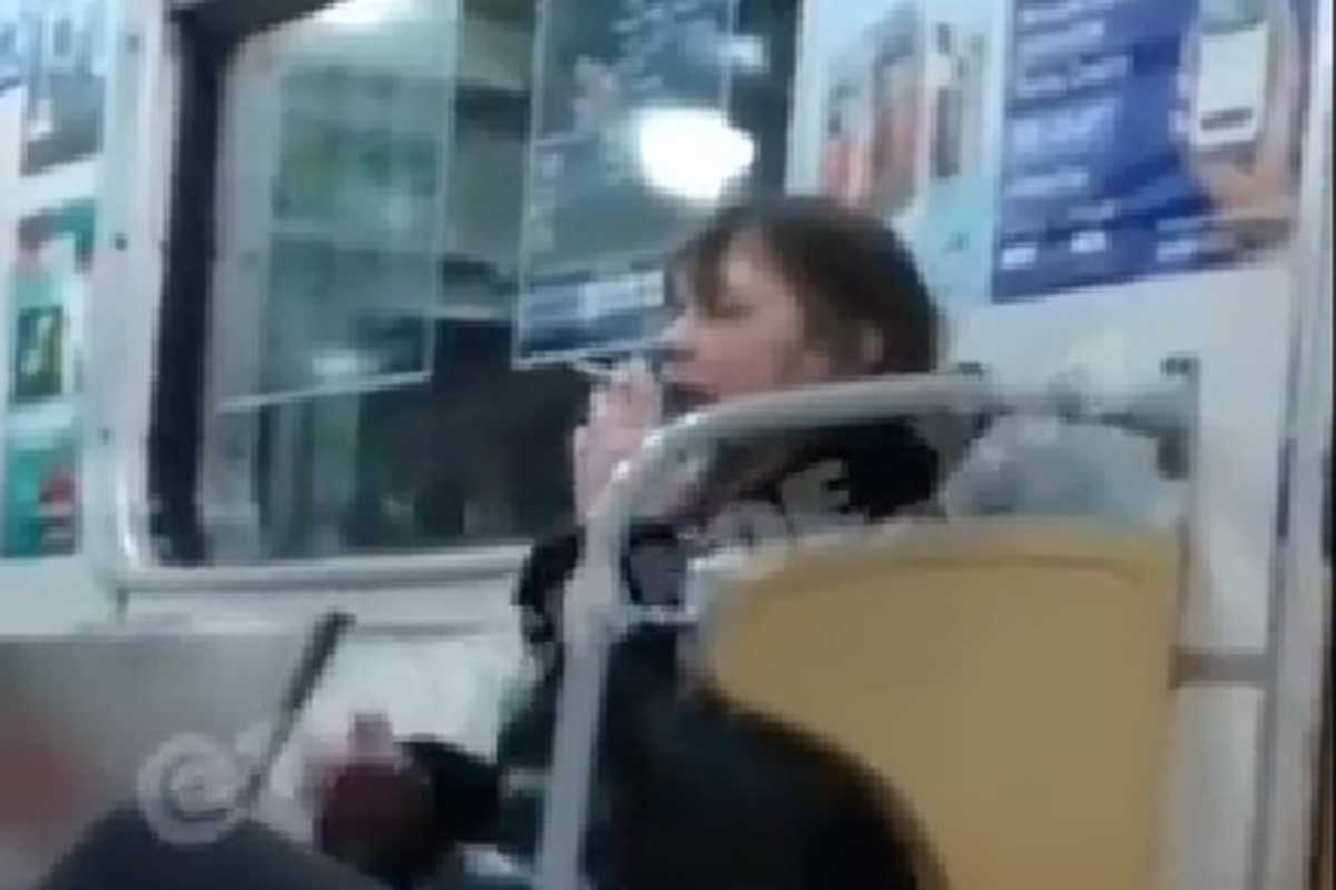 Женщина закурила прямо в вагоне метро (видео)