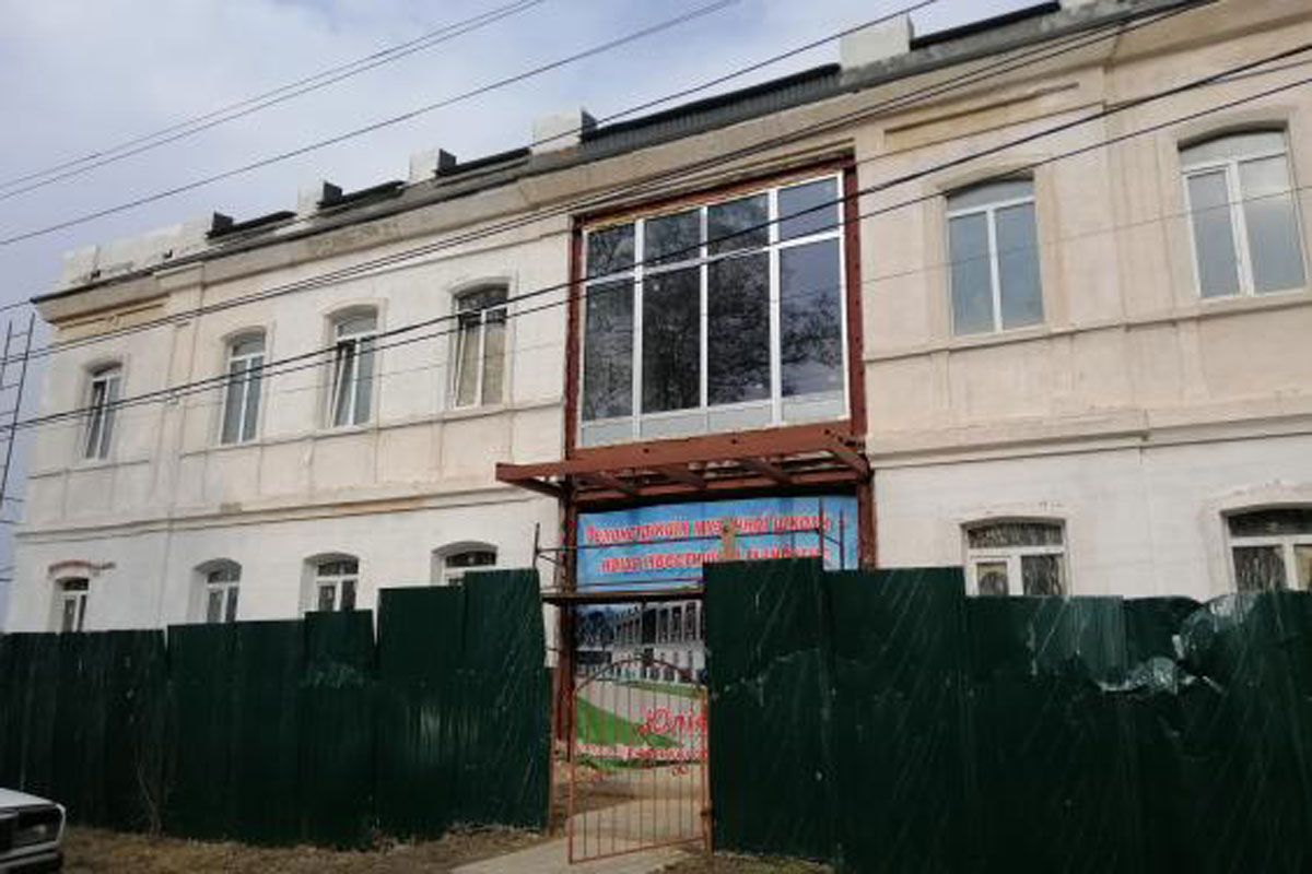 Под Харьковом восстанавливают школу (фото)
