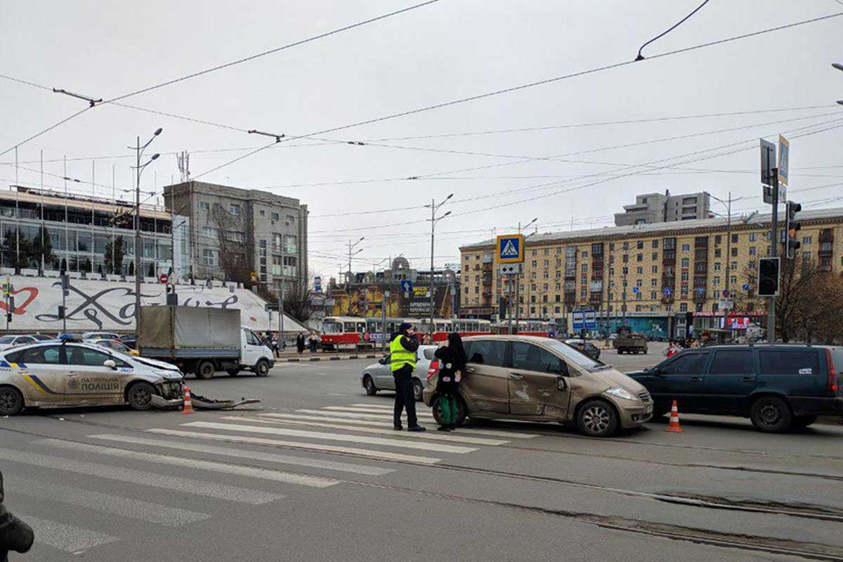 В Харькове полицейский Prius попал в ДТП (фото)