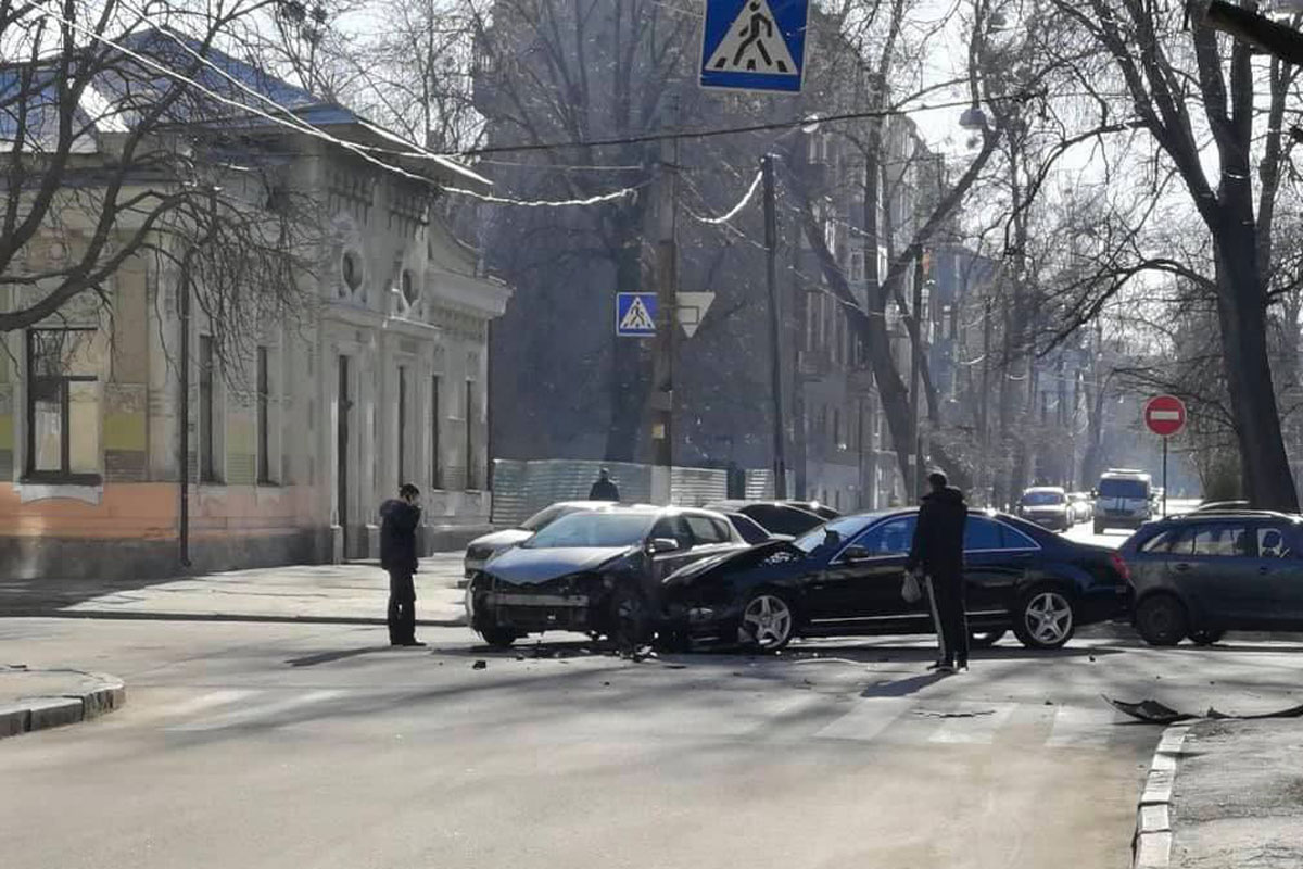 В центре - тройное ДТП (фото)