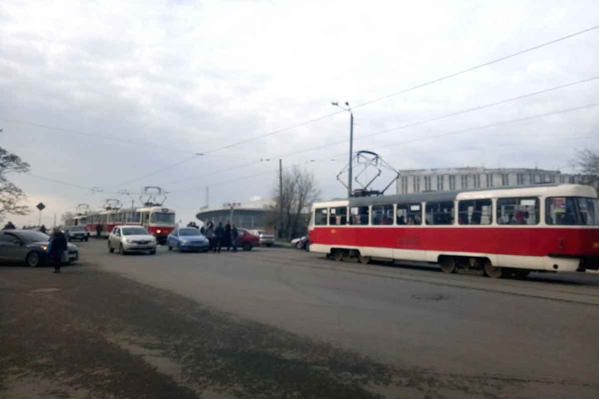 В центре Харькова - ДТП, трамваи стоят (фото)