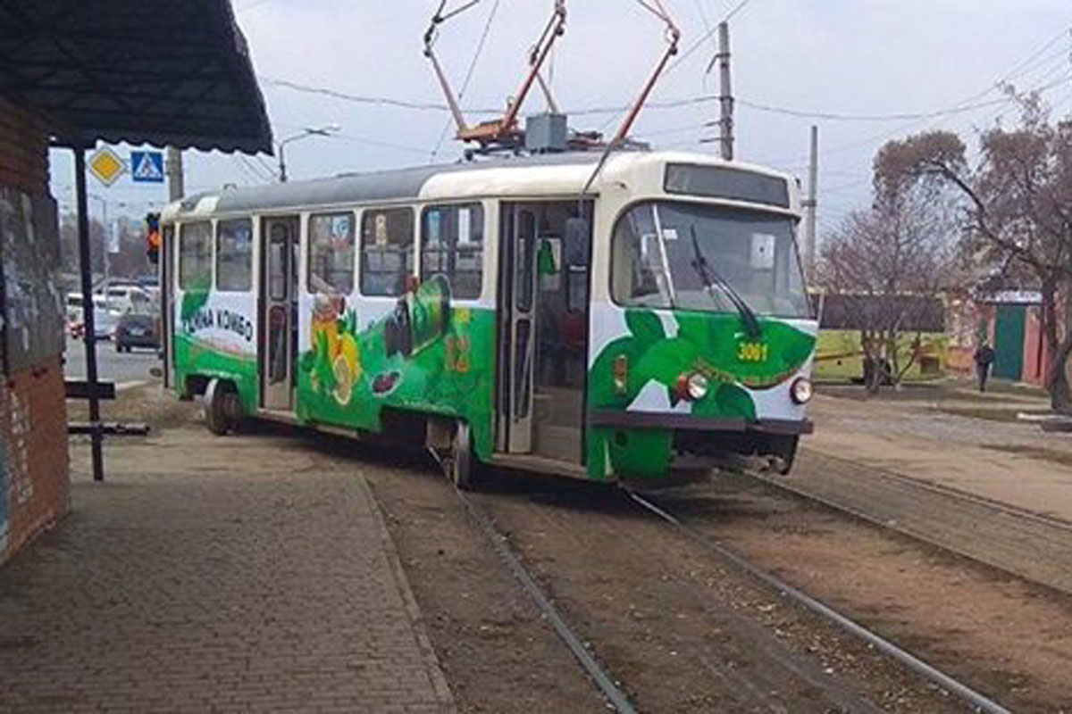 В Харькове сошел с рельсов трамвай: подробности (фото)
