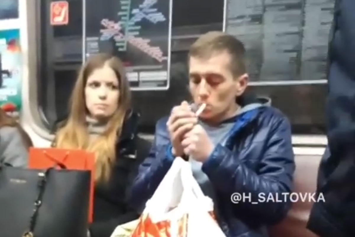 Парень закурил прямо в вагоне метро (видео)