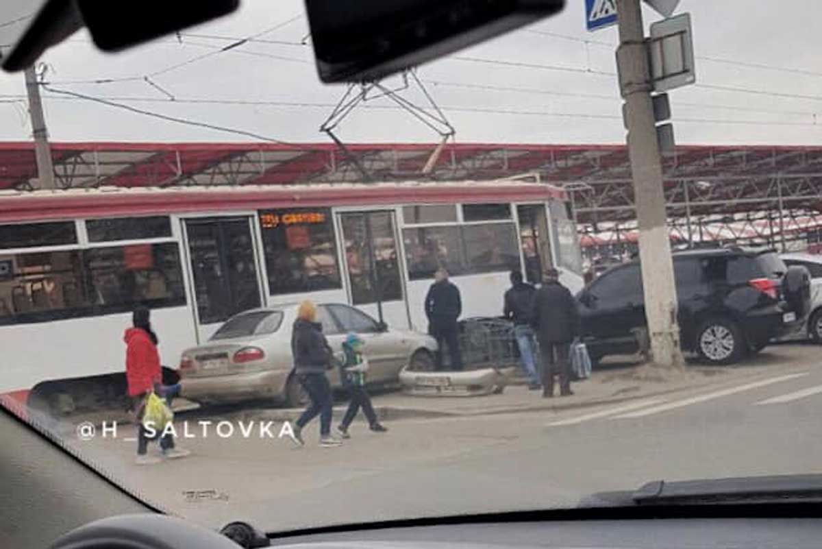 Возле "Барабашово" автомобиль влетел в трамвай (фото)