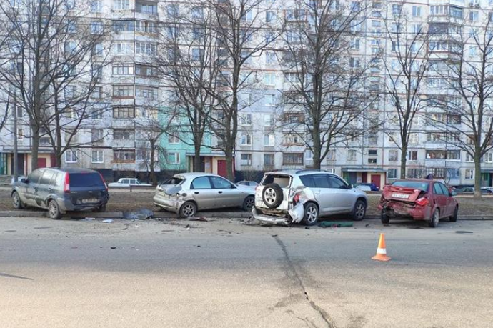 В Харькове Lexus разнес припаркованные машины и уехал с места ДТП (фото)