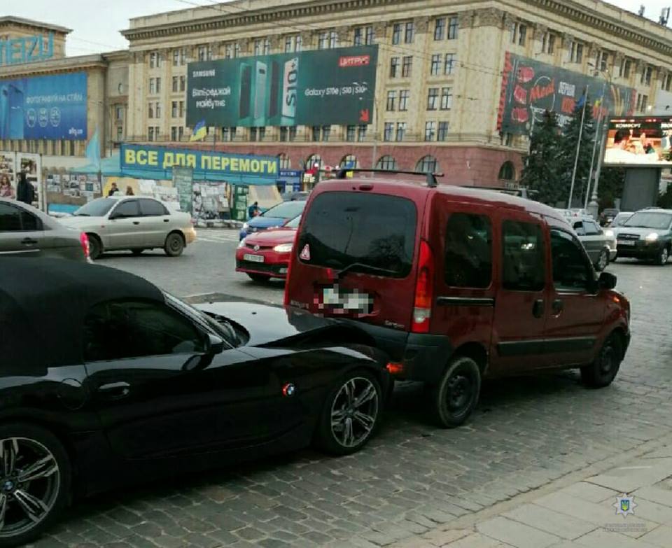 На Сумской кабриолет попал в аварию (фото)