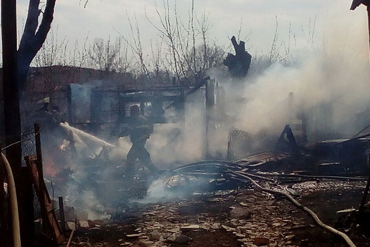 Под Харьковом пылает трава, сгорели сараи и гаражи (фото)