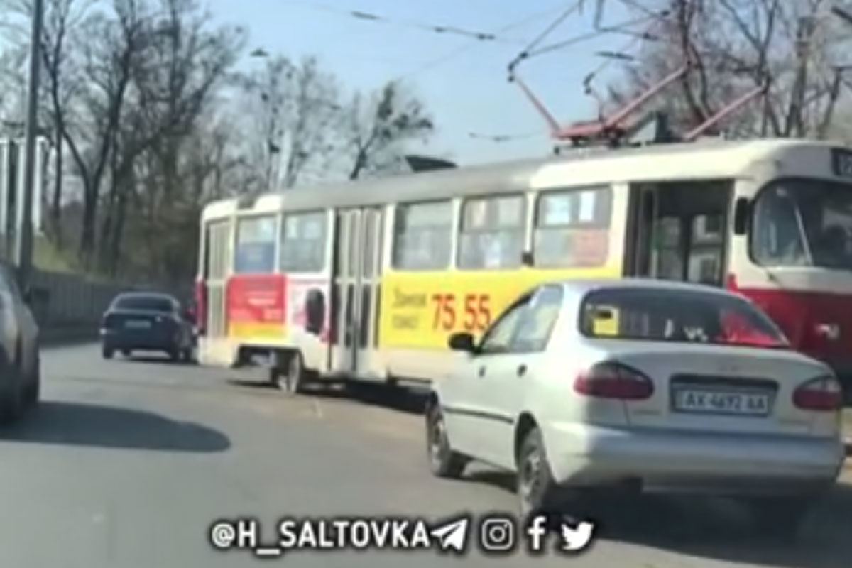 В Харькове сошел с рельсов трамвай (видео)