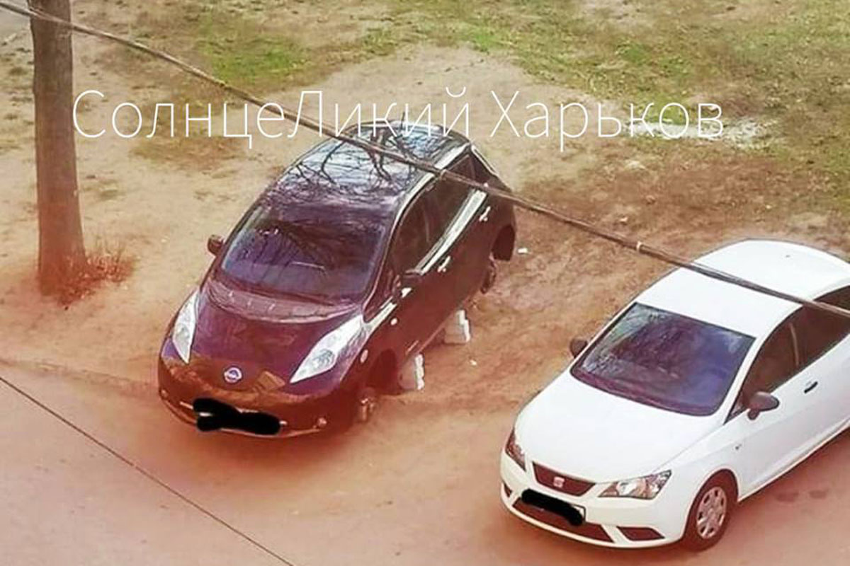На Алексеевке с электромобиля сняли колеса (фото)