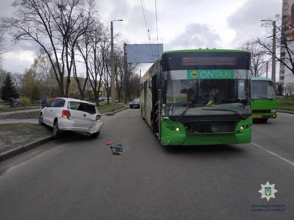 В Харькове легковушка влетела в троллейбус (фото)