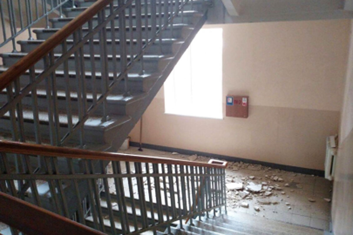 В харьковской школе посыпался потолок (фото)