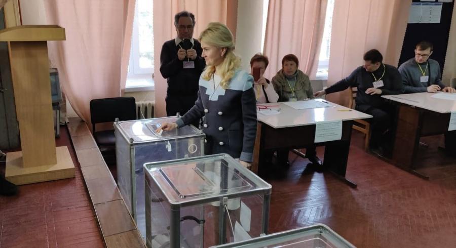 Светличная проголосовала на выборах президента (фото)
