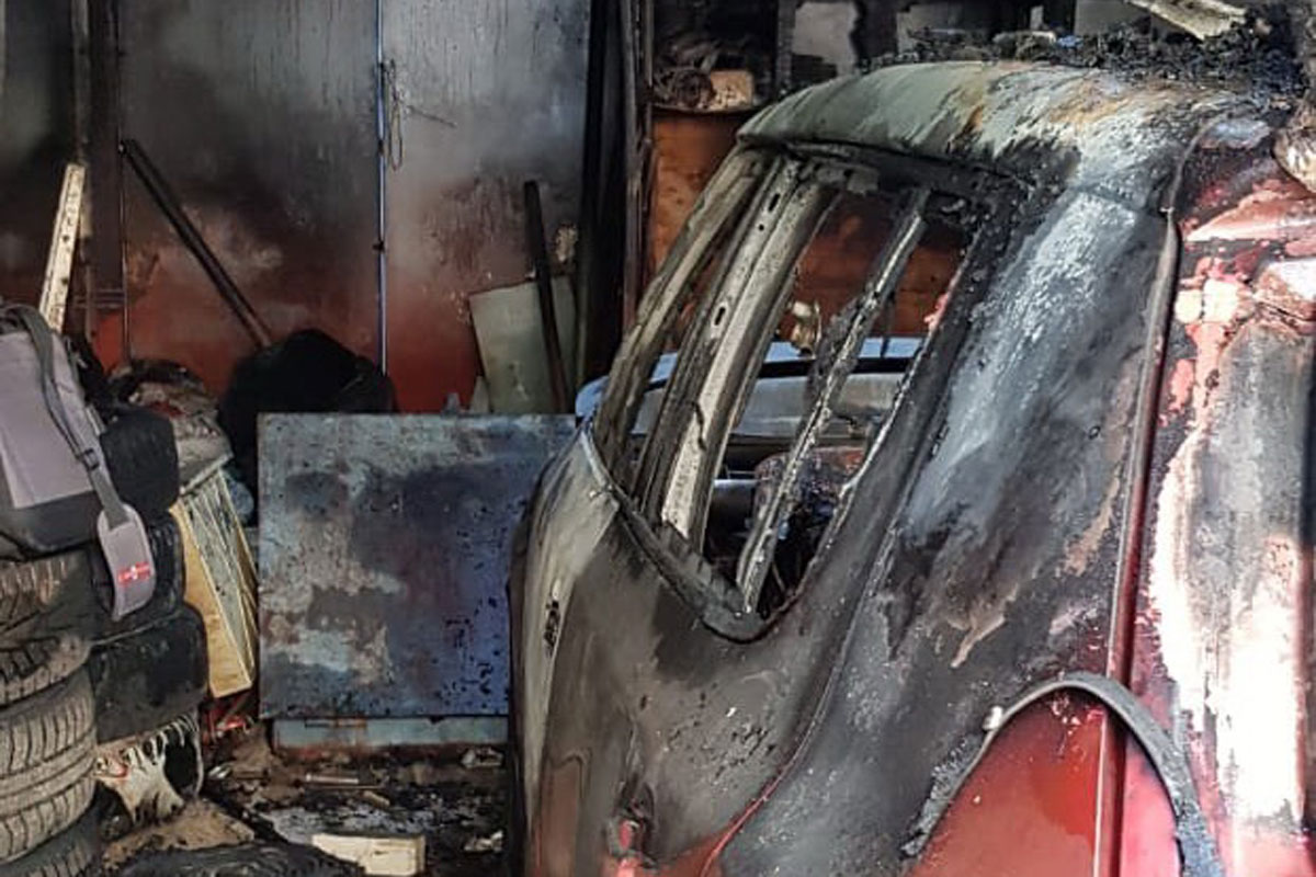 В Харькове сгорел гараж с машиной (фото)
