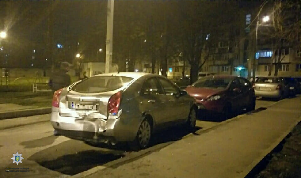В Харькове Opel разбил припаркованные машины и уехал с места ДТП (фото)