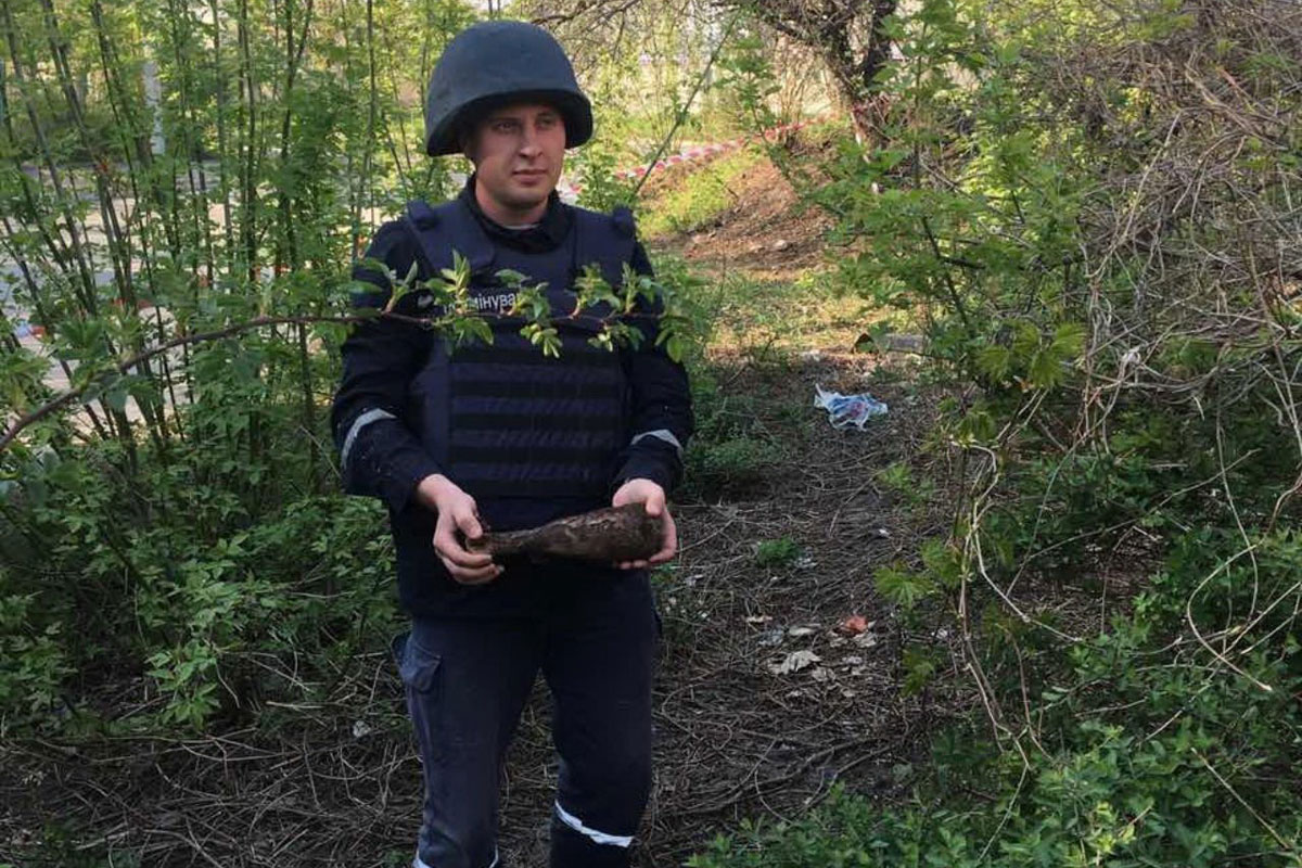В Харькове возле школы нашли мину (фото)