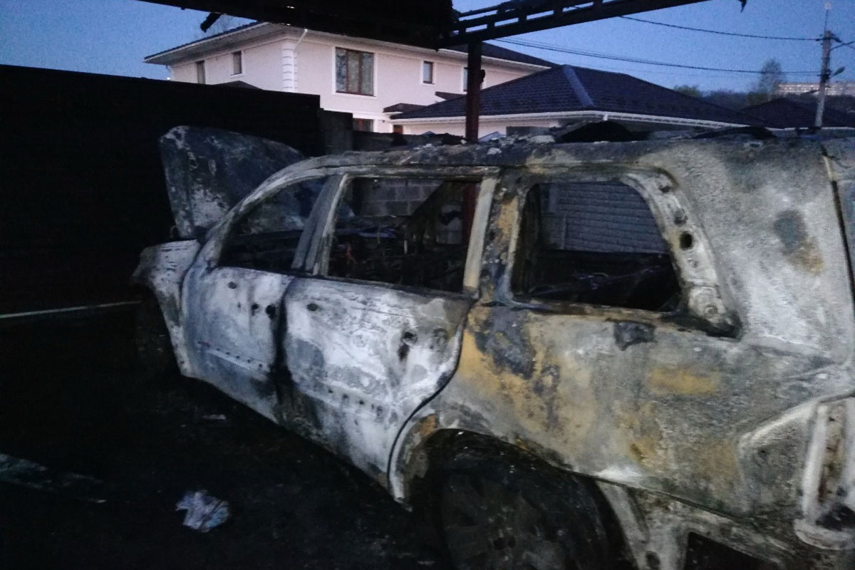 Ночью в Харькове сгорел Mercedes (фото)