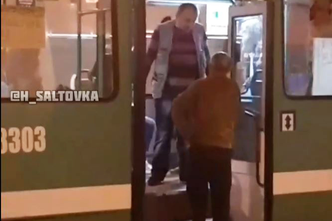 В Харькове водитель троллейбуса не пустил в салон дедушку (видео)