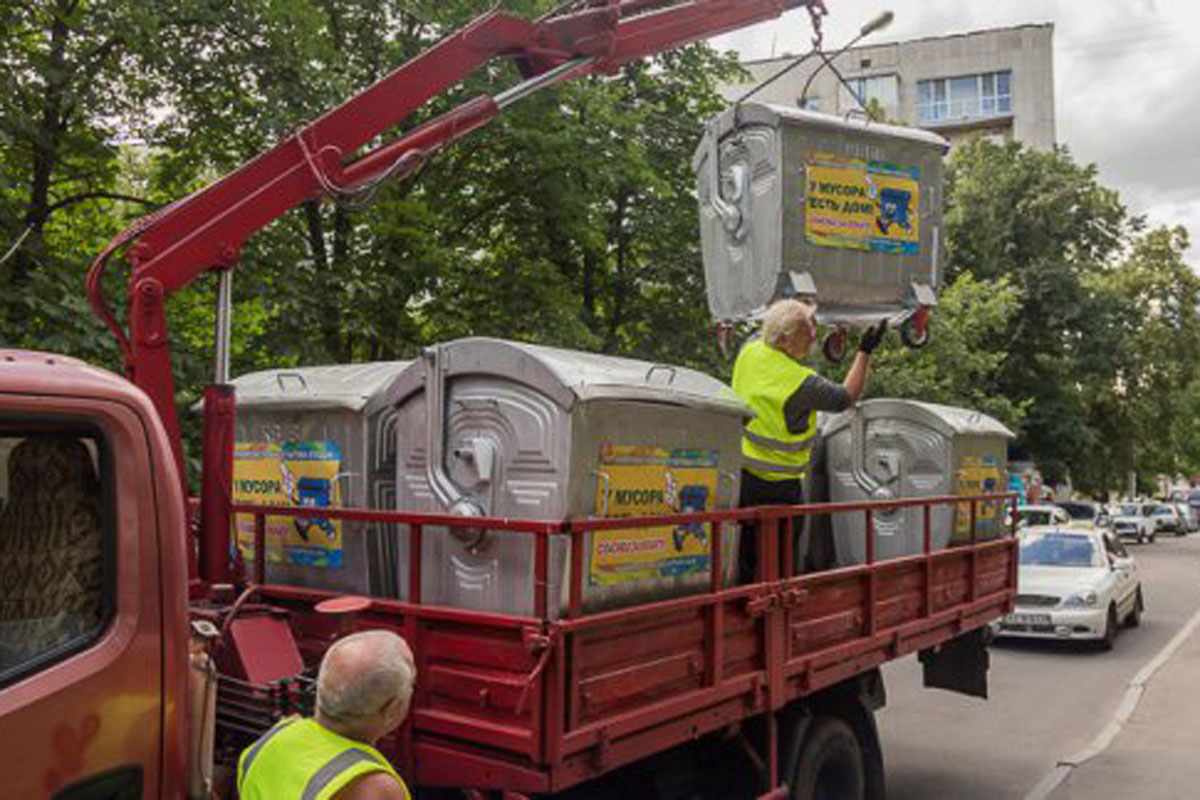 В Харькове заменят мусорные баки (фото)