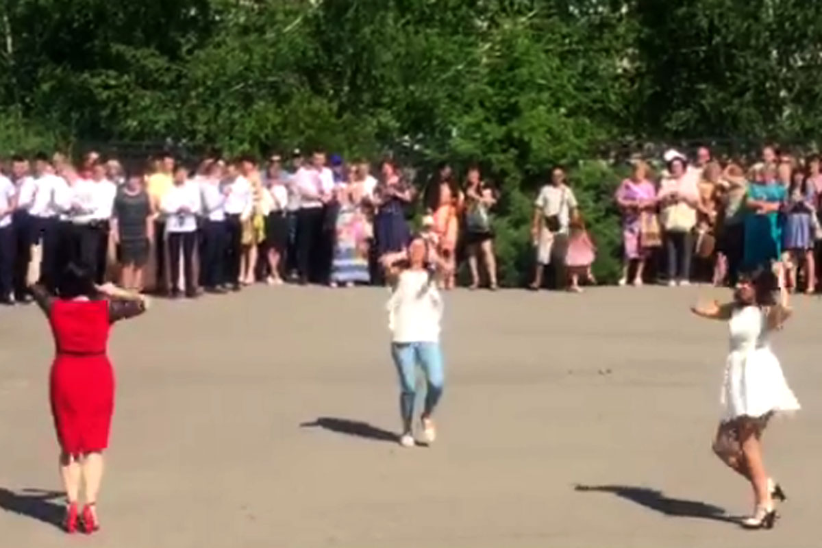 Танец учителей лицея под Харьковом взорвал сеть (видео)