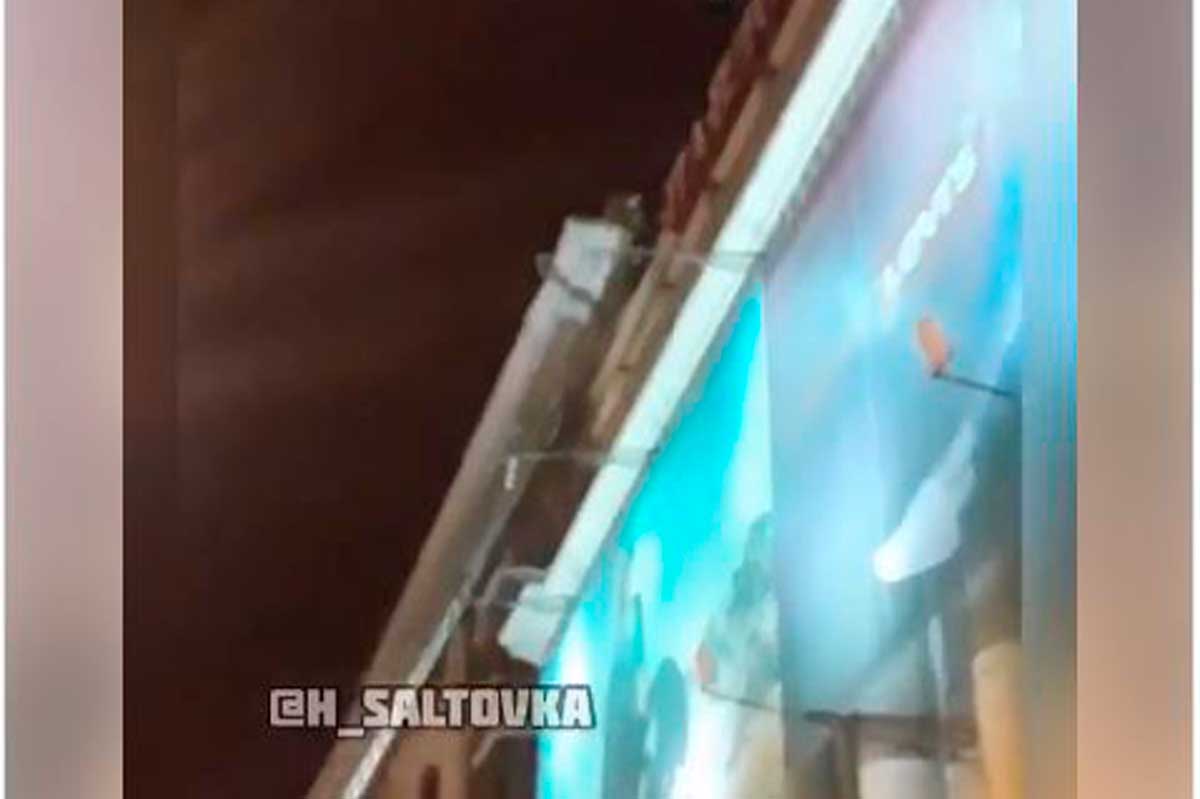 Девушки забрались на крышу торгового центра в Харькове (видео)