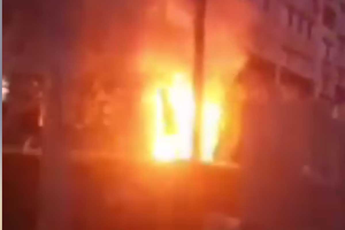 В Харькове сгорел джип (видео)