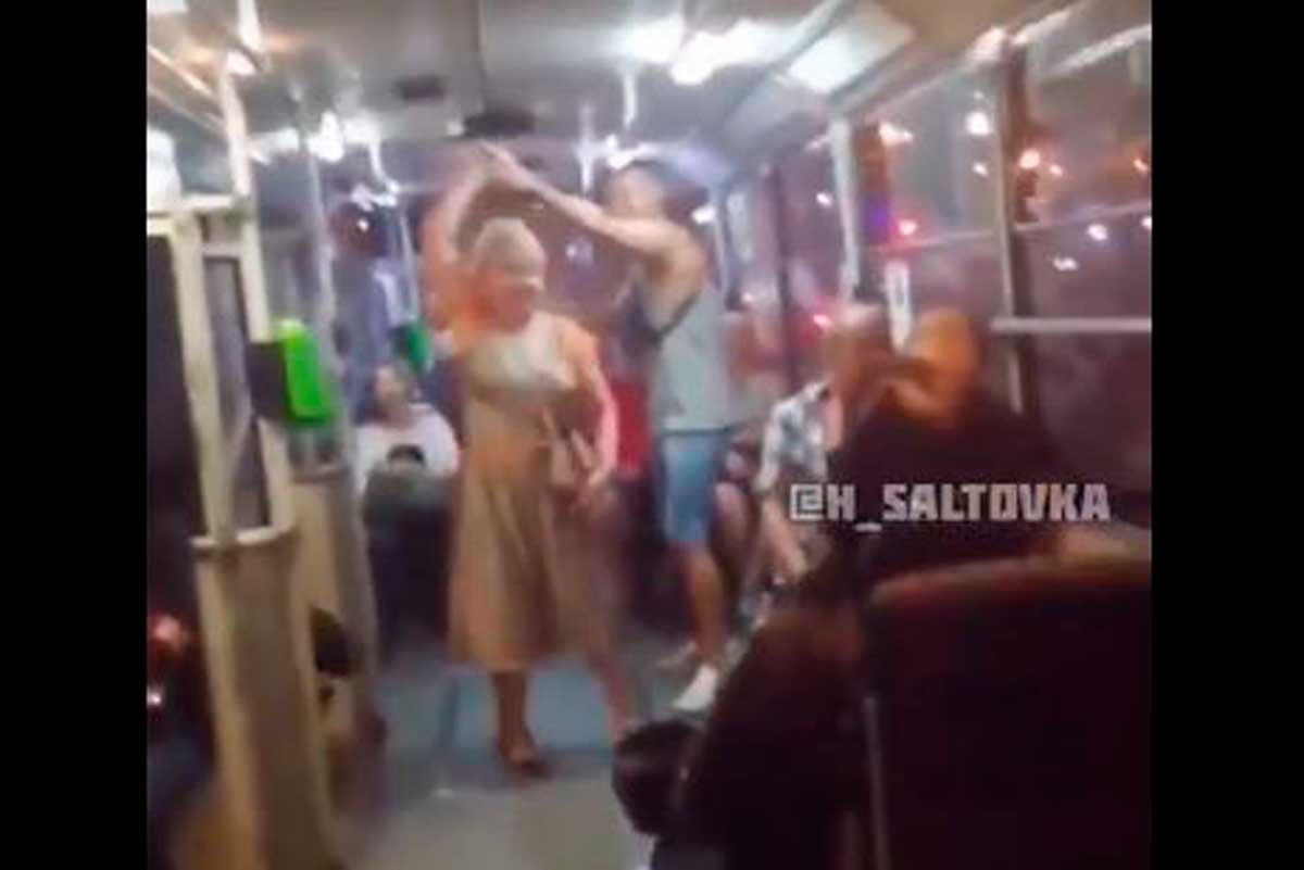 Кондуктор устроил танцы в харьковском троллейбусе (видео)