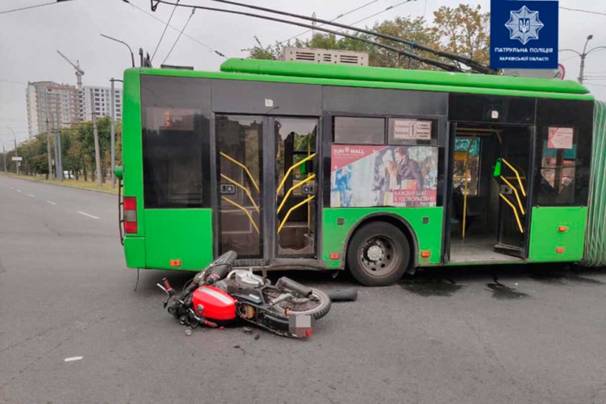 В Харькове байкер влетел в троллейбус (фото)