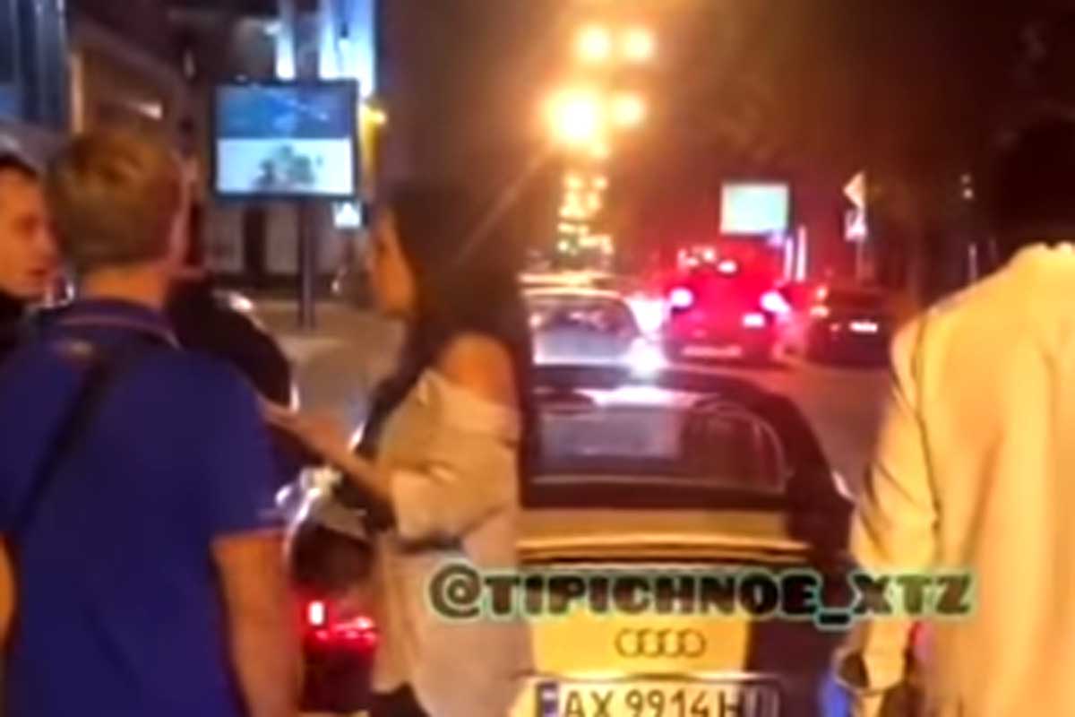 На Сумской Audi врезалась в людей: опубликовано видео