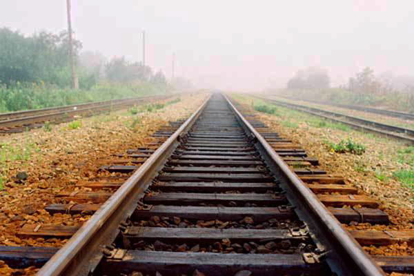 Сидел на путях: в Панютино поезд сбил человека