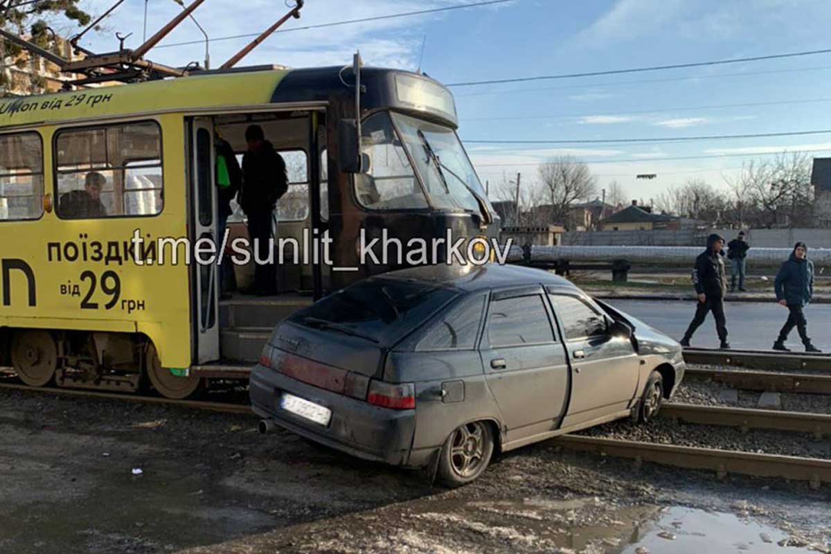 На Москалевке трамвай протаранил легковушку